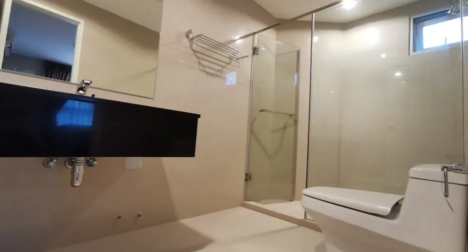 For sale and for rent 5 bedrooms condo in Huai Khwang, Bangkok