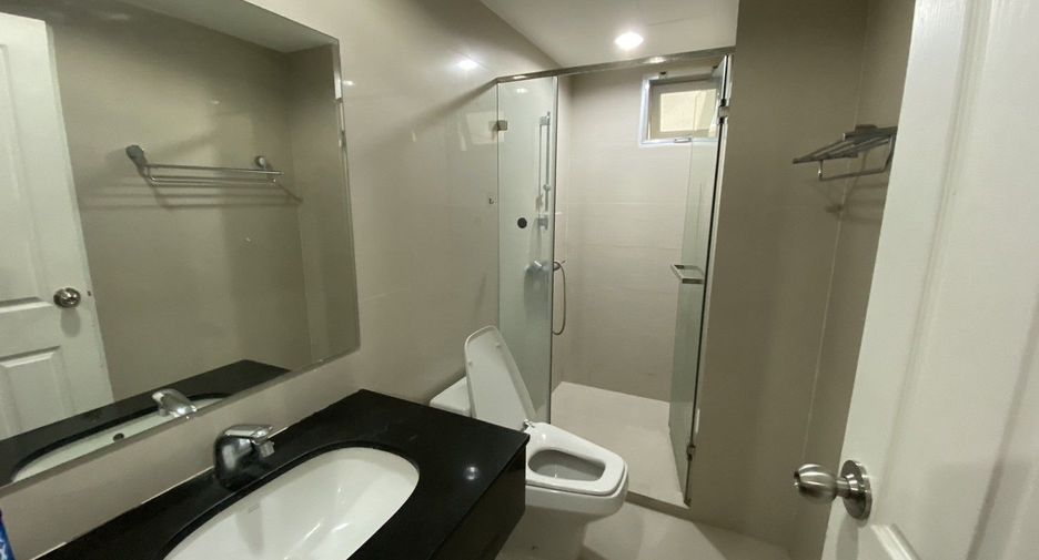 For rent and for sale 3 bedrooms condo in Huai Khwang, Bangkok