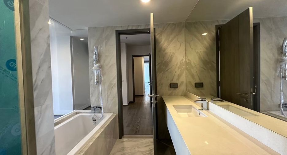 For rent 3 bedrooms condo in Khlong Toei, Bangkok