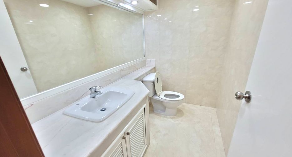 For rent 3 bedrooms condo in Pathum Wan, Bangkok