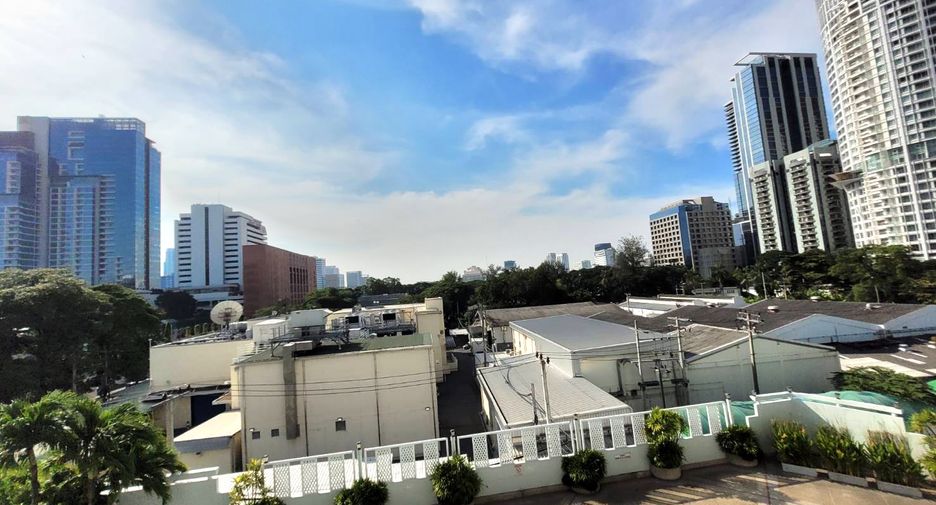 For rent 3 bedrooms condo in Pathum Wan, Bangkok