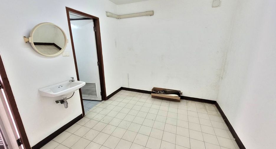 For rent 3 bedrooms condo in Pathum Wan, Bangkok