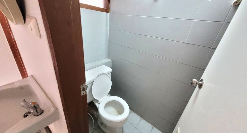 For rent 3 bedrooms condo in Pathum Wan, Bangkok