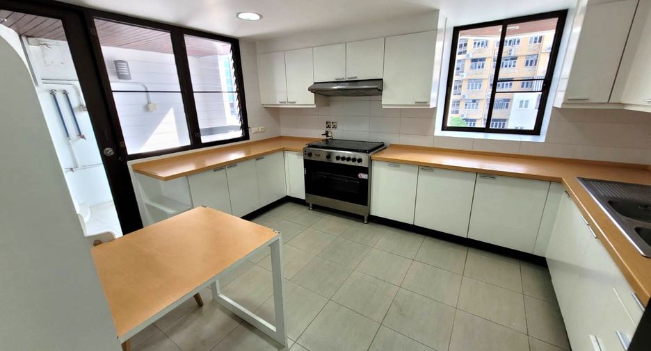 For rent 3 bedrooms condo in Pathum Wan, Bangkok
