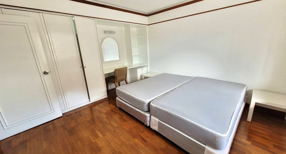 For rent 3 bedrooms condo in Pathum Wan, Bangkok