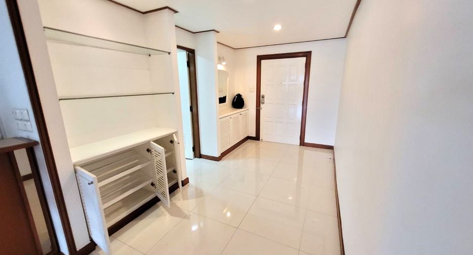 For rent 3 bedrooms condo in Pathum Wan, Bangkok