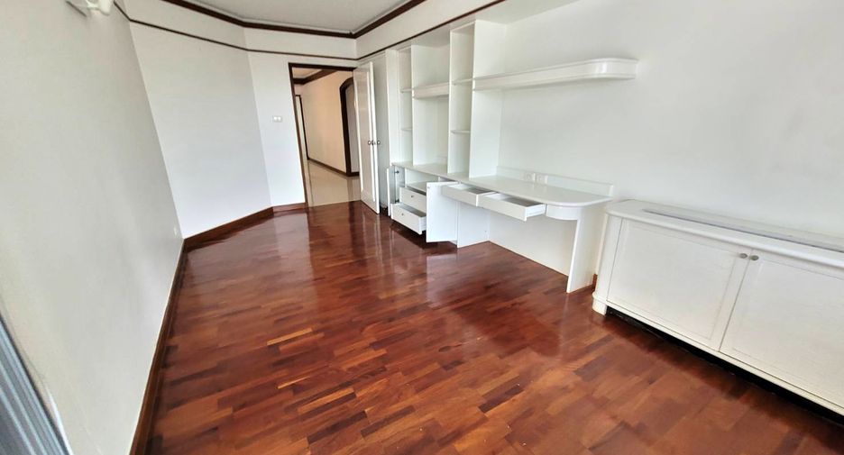 For rent 3 bedrooms condo in Pathum Wan, Bangkok