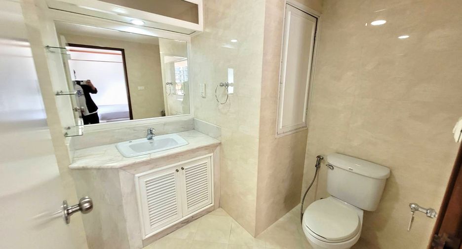 For rent 3 bedrooms condo in Pathum Wan, Bangkok