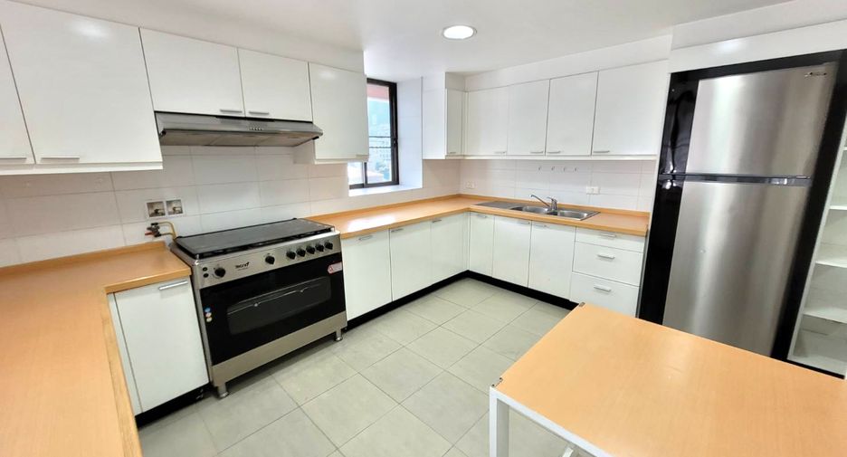 For rent 3 bedrooms condo in Pathum Wan, Bangkok