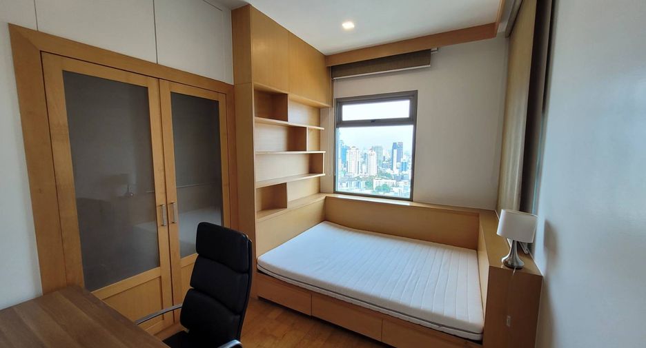 For rent 2 bedrooms condo in Khlong Toei, Bangkok