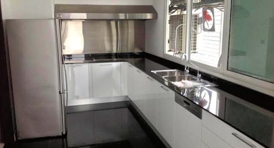 For rent 3 bedrooms condo in Khlong Toei, Bangkok