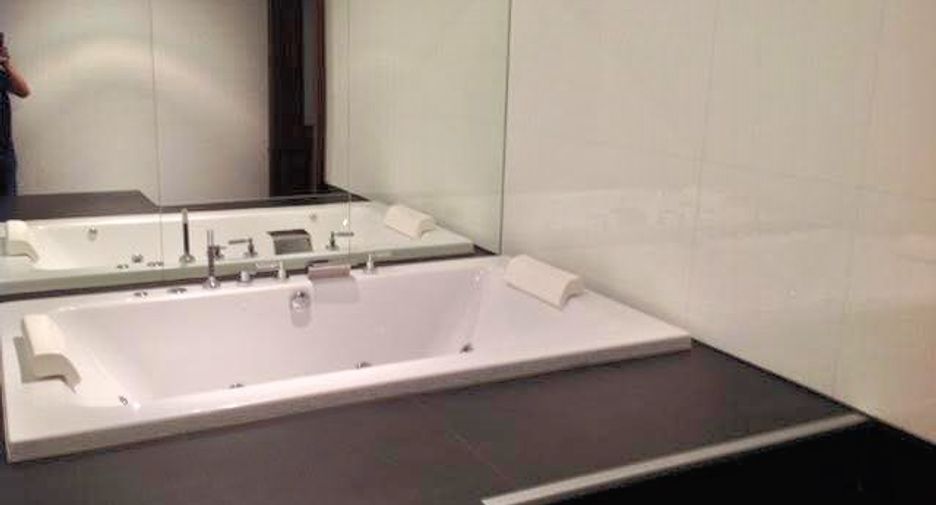 For rent 3 bedrooms condo in Khlong Toei, Bangkok