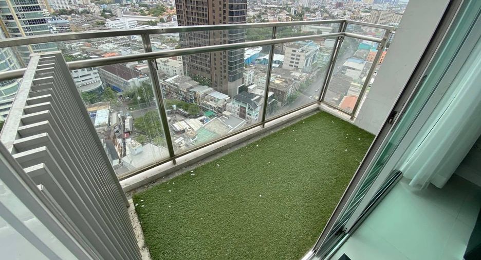 Condo en alquiler y en venta de 3 habitaciones en Khlong Toei, Bangkok