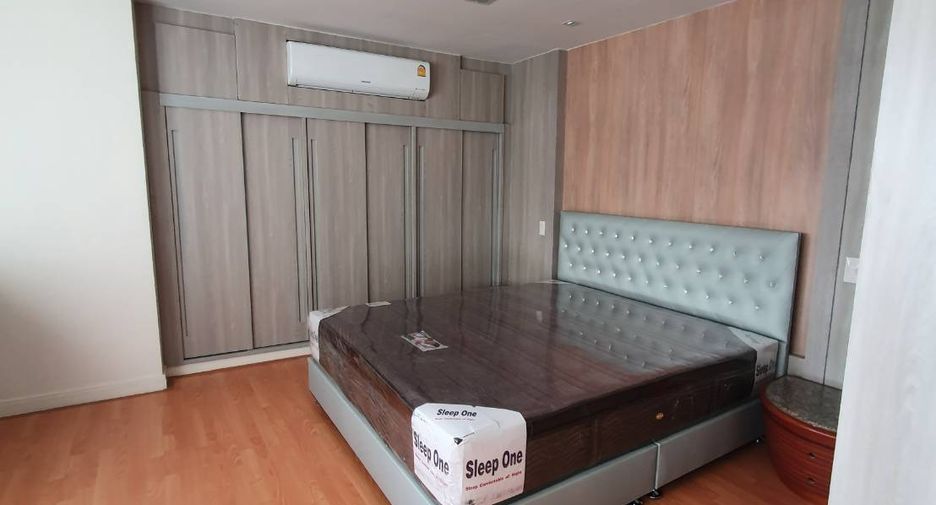 For rent 3 bedrooms condo in Khlong Toei, Bangkok