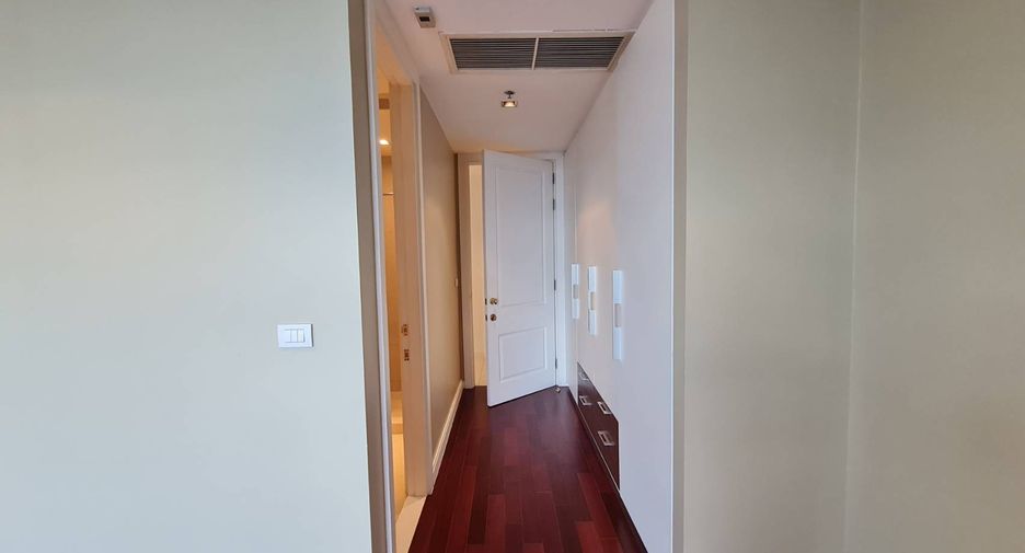 For rent 3 bedrooms condo in Pathum Wan, Bangkok