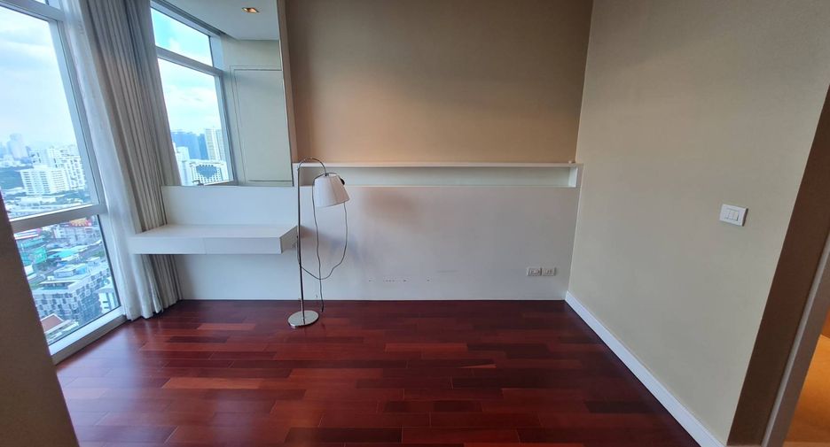 For rent 3 bedrooms condo in Pathum Wan, Bangkok