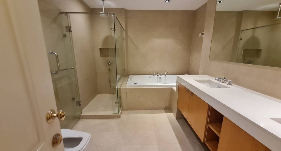 For rent 3 bedrooms condo in Pathum Wan, Bangkok