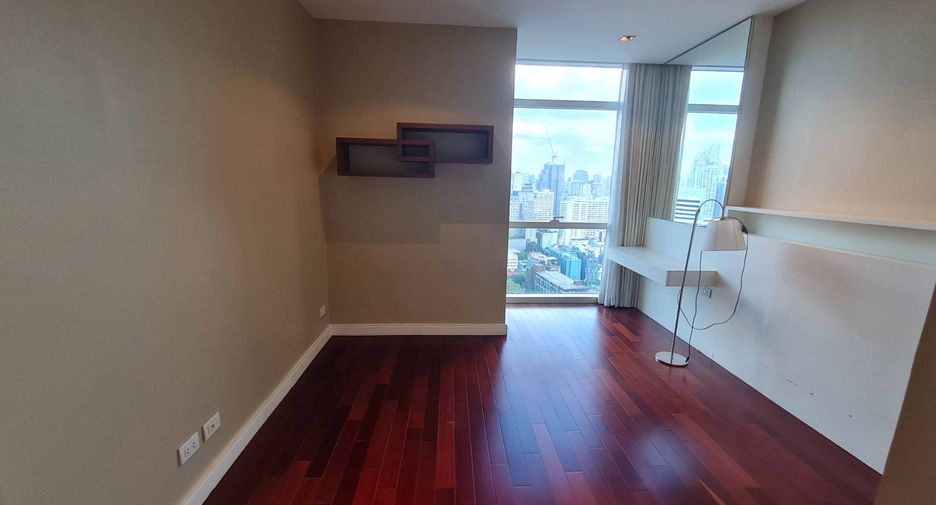 For rent 3 bedrooms condo in Pathum Wan, Bangkok