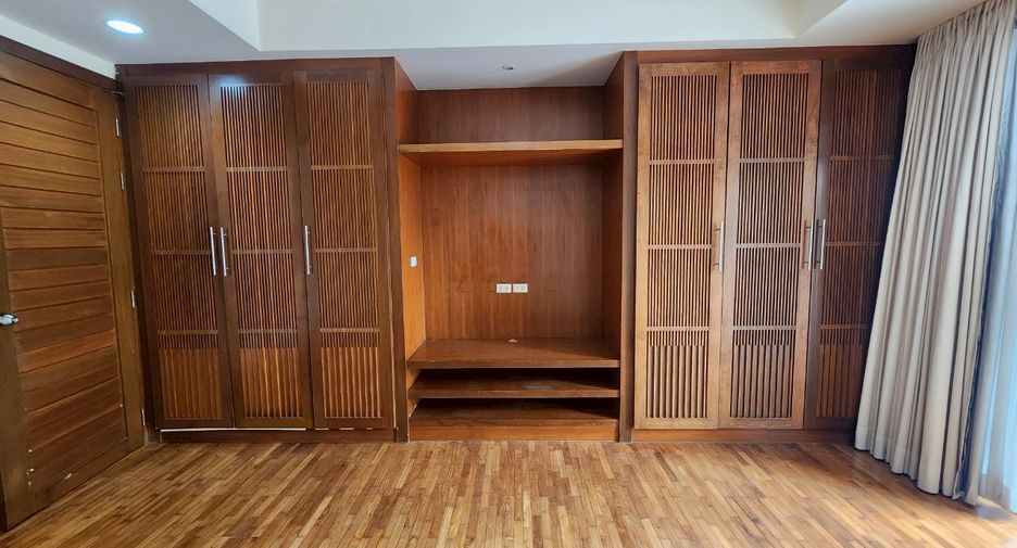 For rent 3 bedrooms condo in Sathon, Bangkok