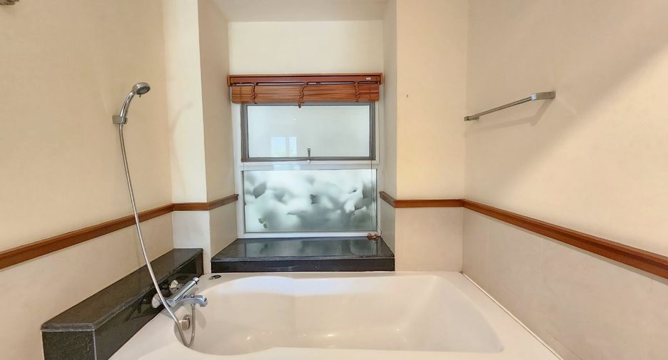 For rent 3 bedrooms condo in Sathon, Bangkok