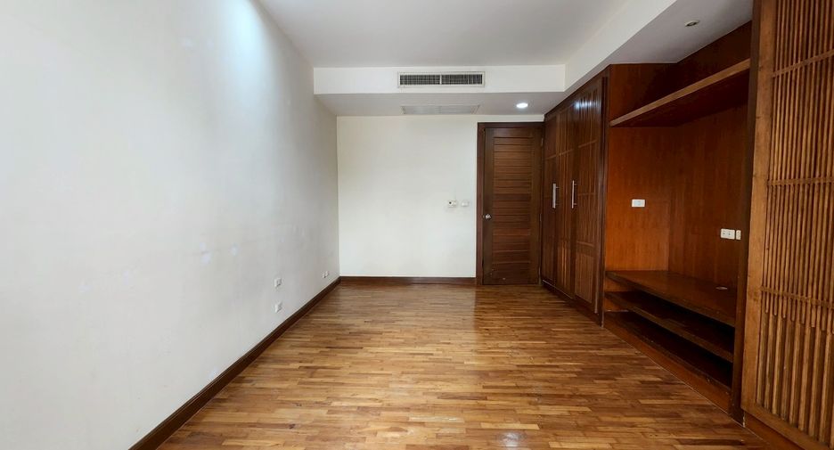 For rent 3 bedrooms condo in Sathon, Bangkok