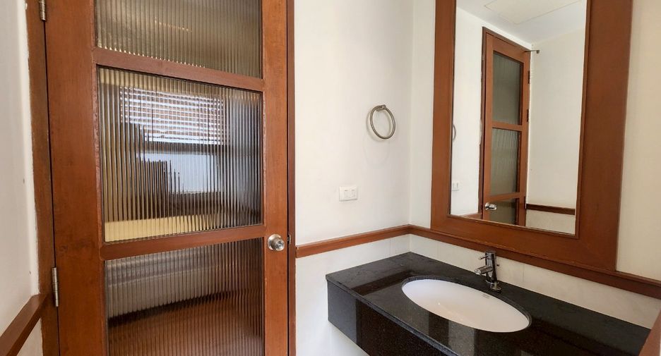 For rent 3 bedrooms condo in Sathon, Bangkok