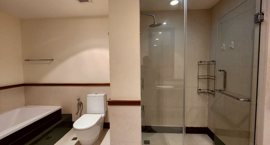 For rent 3 bedrooms condo in Sathon, Bangkok