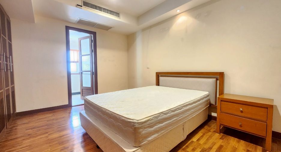 For rent 3 bedrooms condo in Sathon, Bangkok