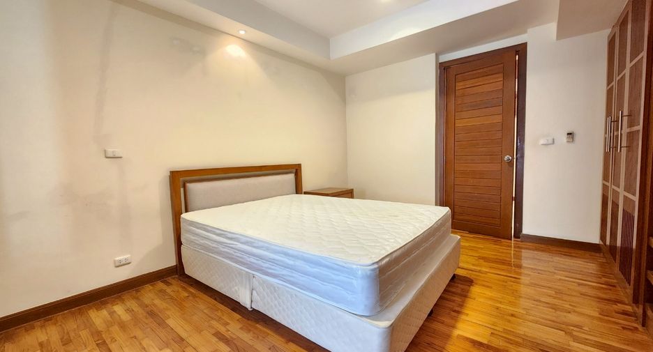 For rent 3 bedrooms condo in Sathon, Bangkok