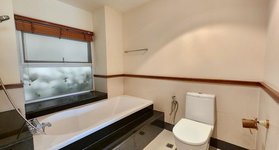 For rent 3 bedrooms condo in Sathon, Bangkok