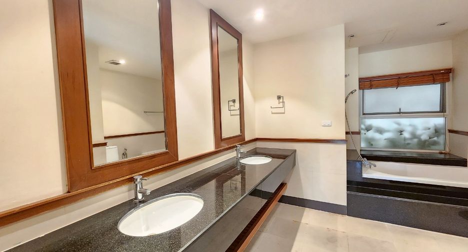 For rent 3 bedrooms condo in Sathon, Bangkok