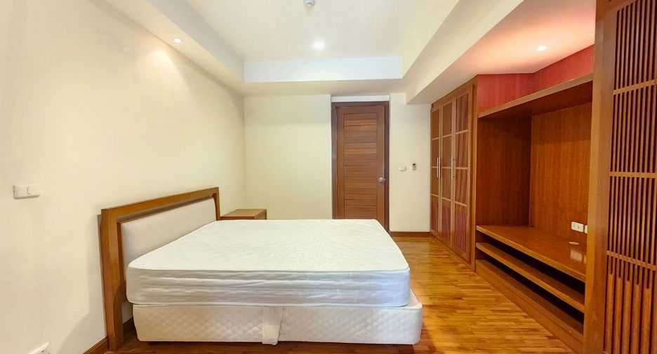 For rent 3 bedrooms condo in Sathon, Bangkok