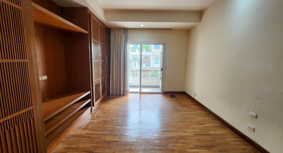 For rent 3 bedrooms condo in Sathon, Bangkok