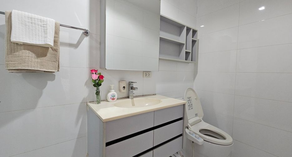 For rent 2 bedrooms condo in Watthana, Bangkok
