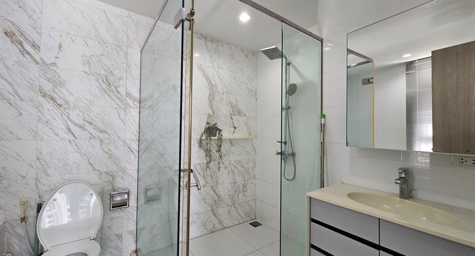 For rent 2 bedrooms condo in Watthana, Bangkok
