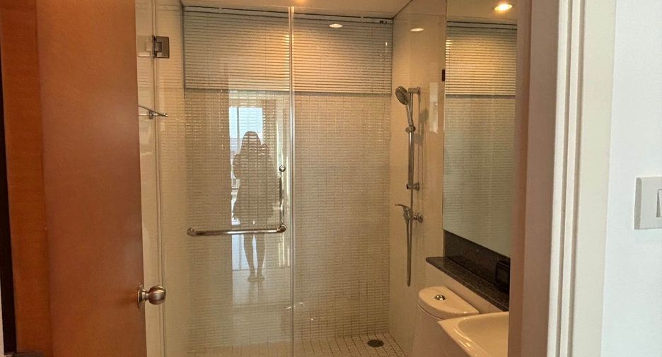 For rent 3 bedrooms condo in Khlong Toei, Bangkok