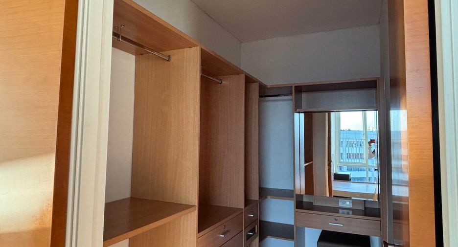 For rent 3 bedrooms condo in Khlong Toei, Bangkok