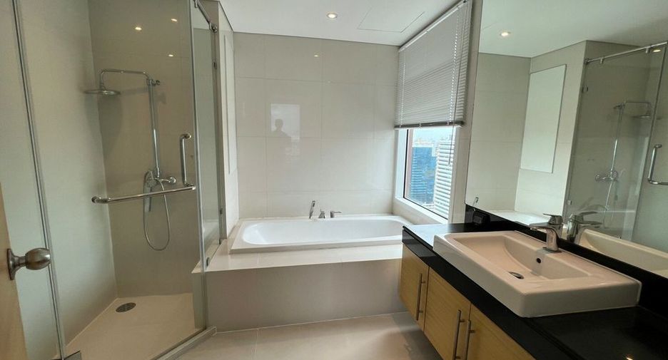For rent 3 bedrooms condo in Khlong Toei, Bangkok