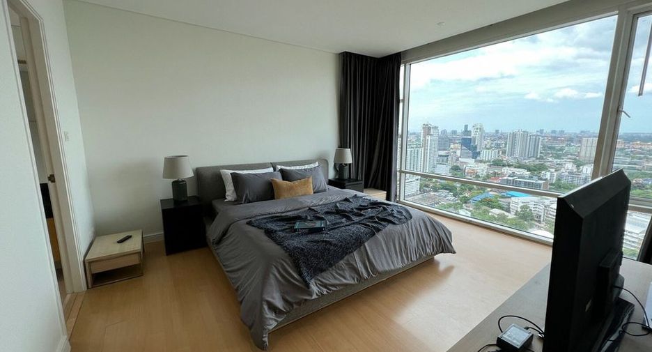 For rent 3 bedrooms condo in Khlong Toei, Bangkok