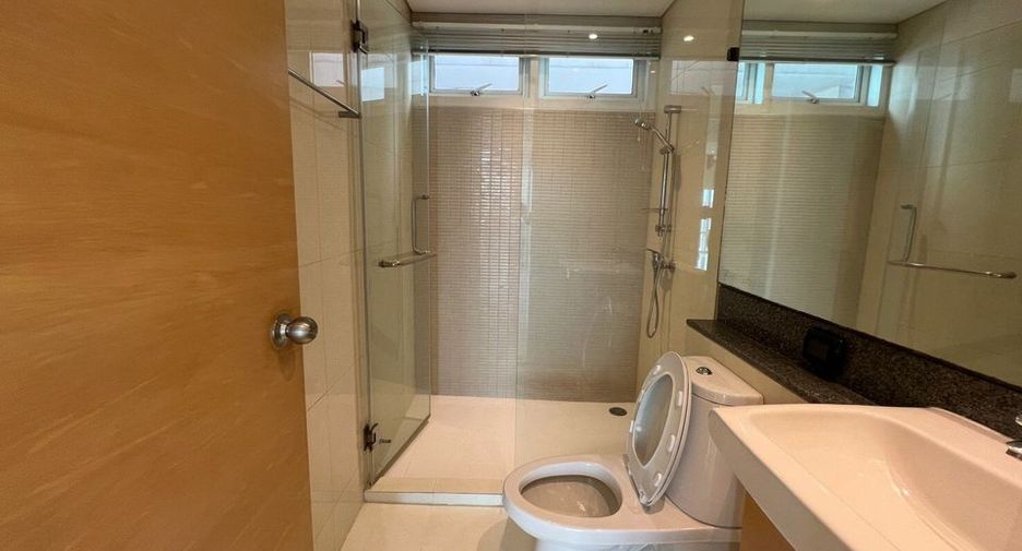 For rent 3 bedrooms condo in Khlong Toei, Bangkok