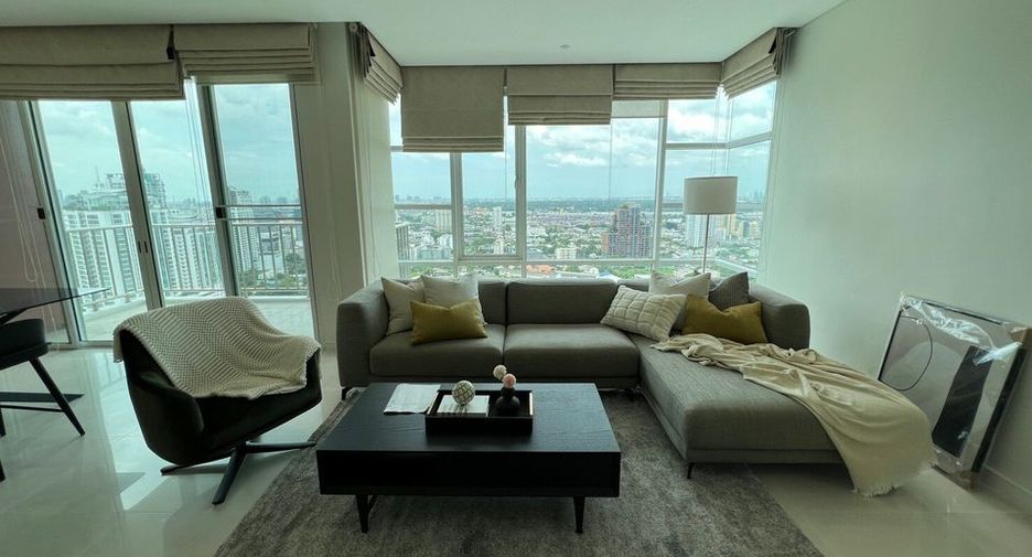 For rent 3 bedrooms condo in Khlong Toei, Bangkok