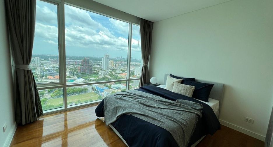 For rent 3 bedrooms condo in Khlong Toei, Bangkok
