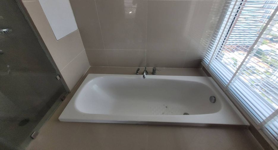 For rent 3 bedrooms condo in Khlong Toei, Bangkok