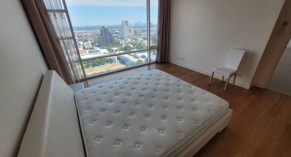 For rent 3 bedrooms condo in Khlong Toei, Bangkok