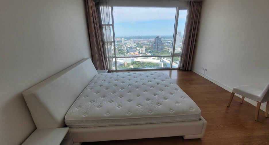 For rent 3 bedrooms condo in Khlong Toei, Bangkok