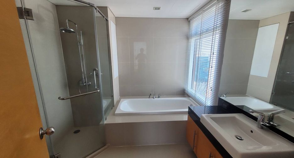 For rent 3 bedrooms condo in Khlong Toei, Bangkok