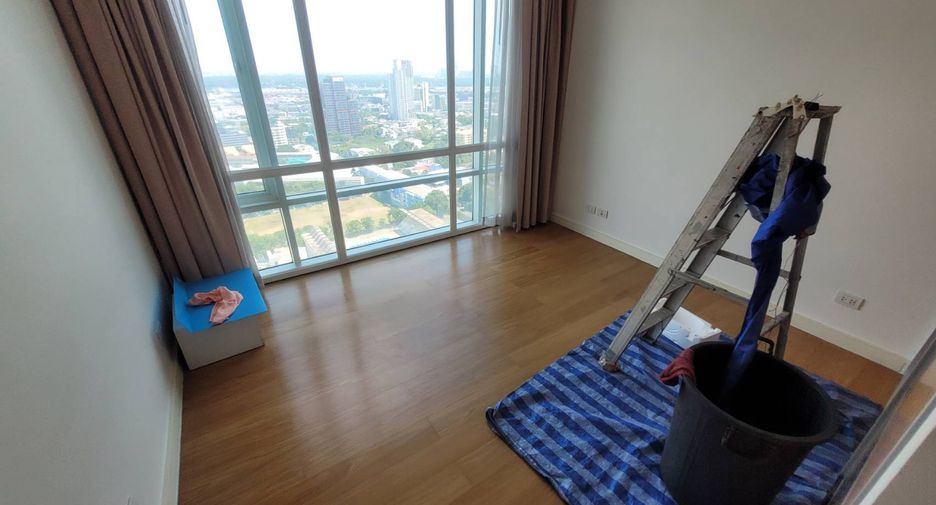 For rent 3 bedrooms condo in Khlong Toei, Bangkok