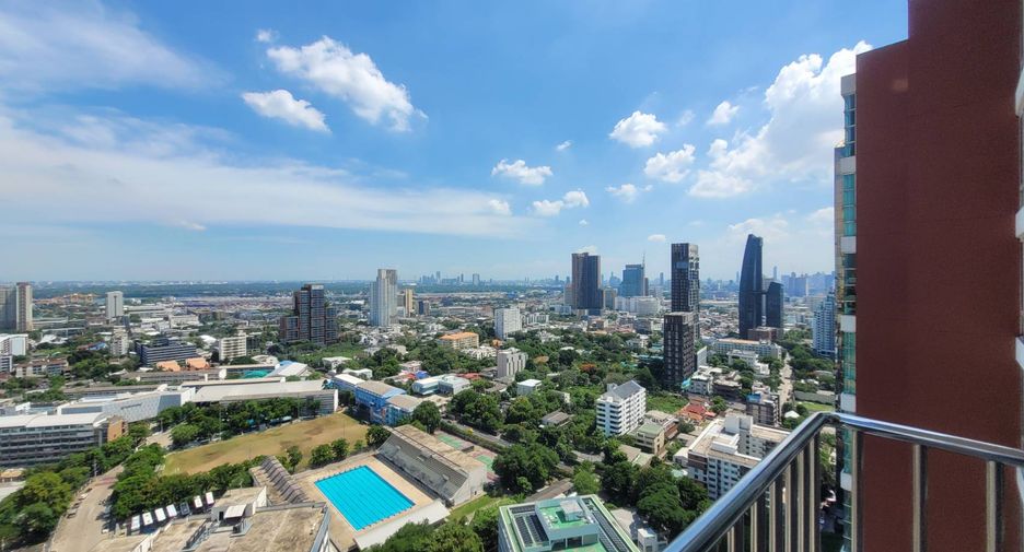 For rent 3 bedrooms condo in Khlong Toei, Bangkok
