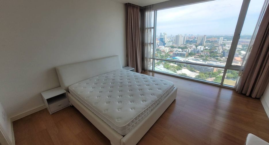 For rent 3 bedrooms condo in Khlong Toei, Bangkok