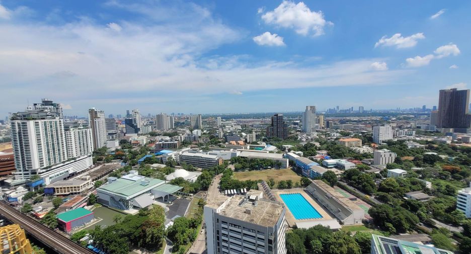 For rent 3 bedrooms condo in Khlong Toei, Bangkok